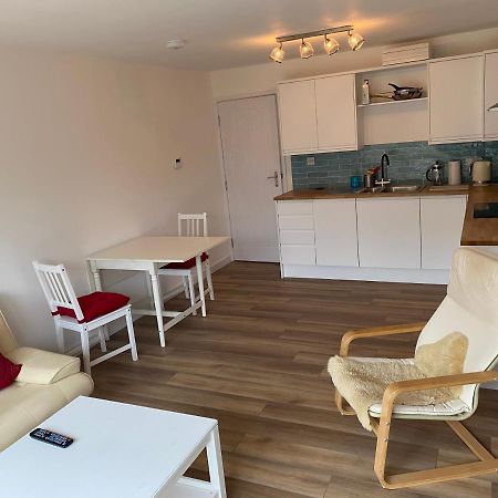 Adorable One-Bedroom Flat With Patio Garden. Southwick  Dış mekan fotoğraf