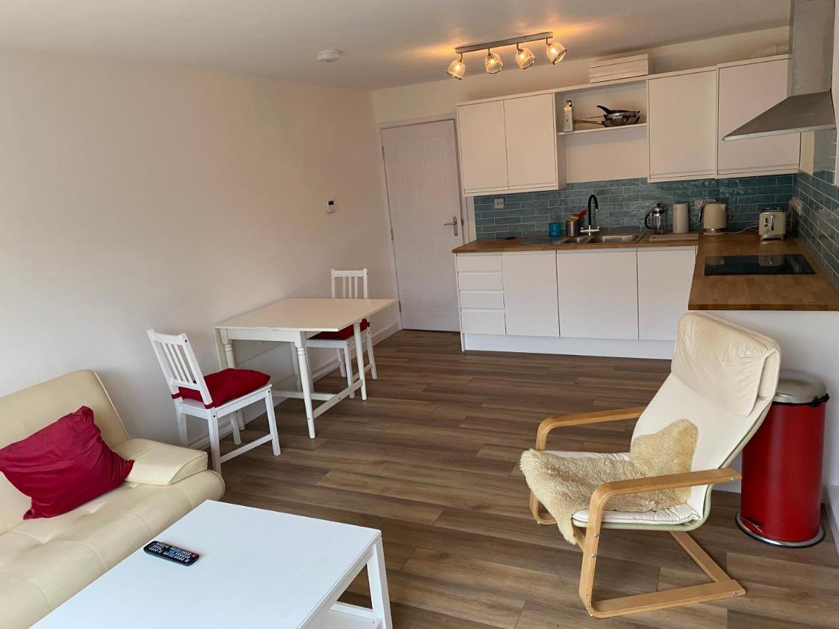 Adorable One-Bedroom Flat With Patio Garden. Southwick  Dış mekan fotoğraf