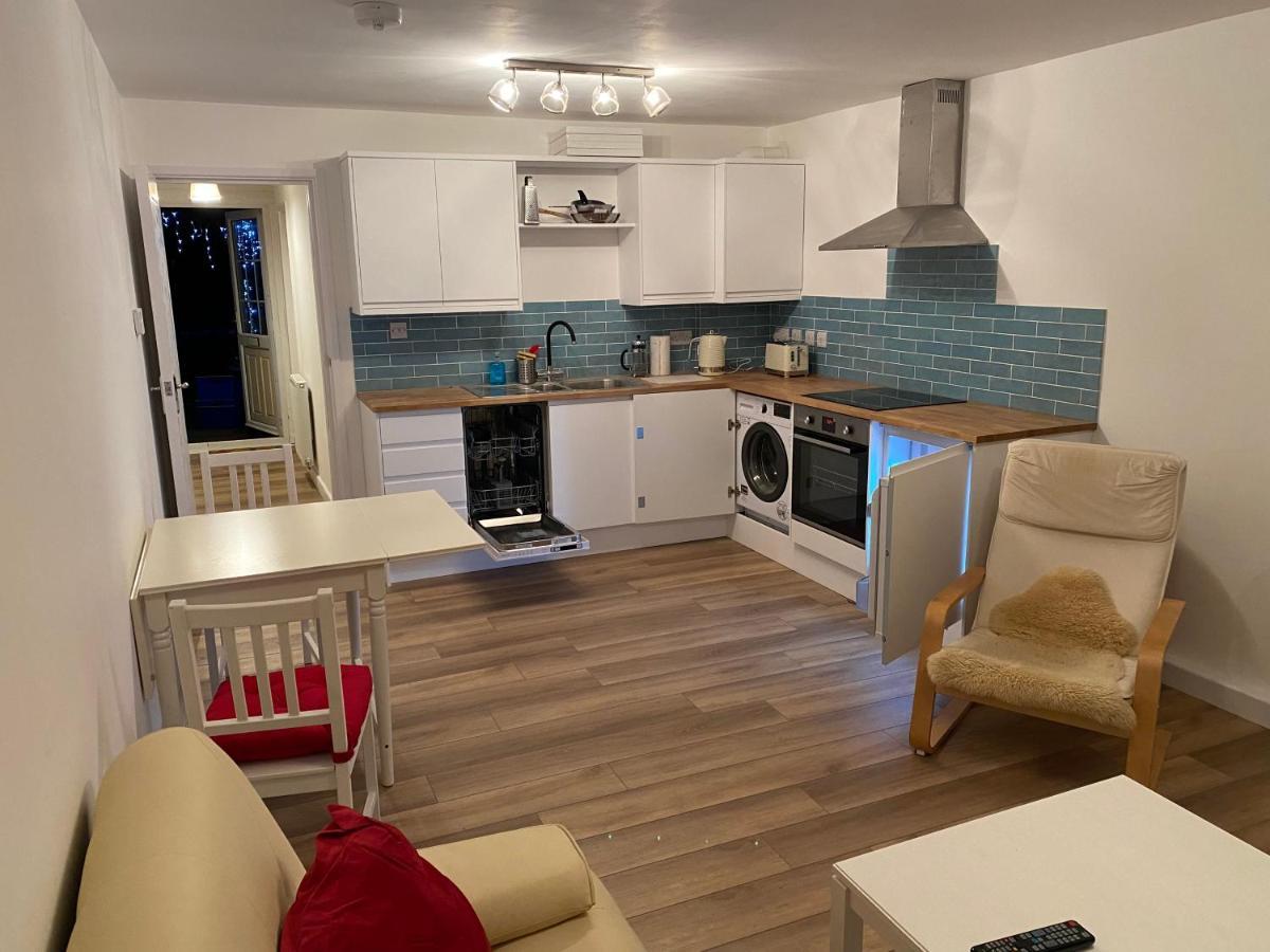 Adorable One-Bedroom Flat With Patio Garden. Southwick  Dış mekan fotoğraf