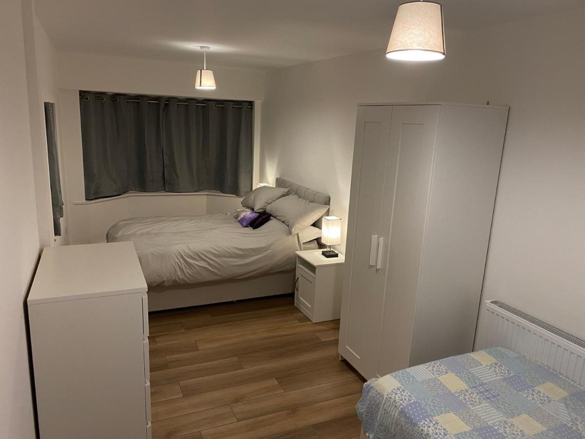 Adorable One-Bedroom Flat With Patio Garden. Southwick  Dış mekan fotoğraf