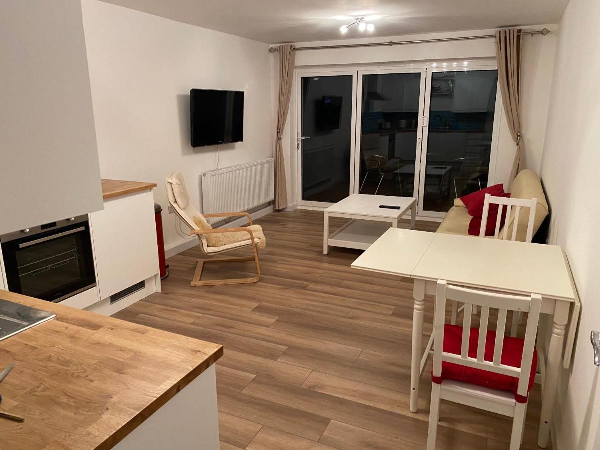 Adorable One-Bedroom Flat With Patio Garden. Southwick  Dış mekan fotoğraf