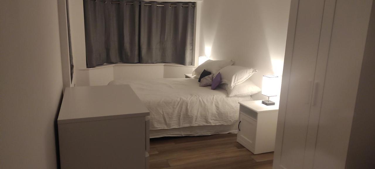 Adorable One-Bedroom Flat With Patio Garden. Southwick  Dış mekan fotoğraf
