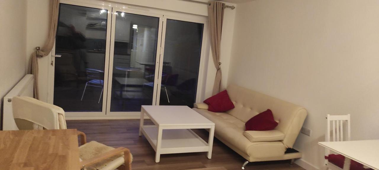 Adorable One-Bedroom Flat With Patio Garden. Southwick  Dış mekan fotoğraf