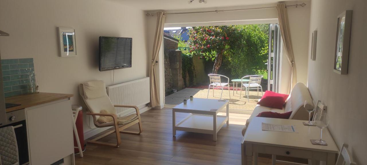 Adorable One-Bedroom Flat With Patio Garden. Southwick  Dış mekan fotoğraf