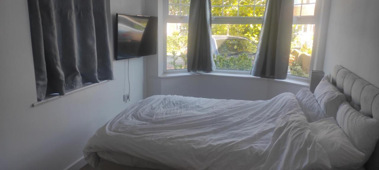 Adorable One-Bedroom Flat With Patio Garden. Southwick  Dış mekan fotoğraf